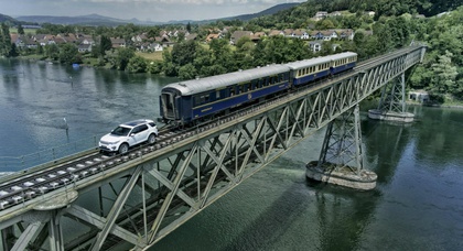 Land Rover Discovery Sport протащил по мосту 100-тонный поезд (видео)