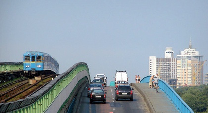 Ограничено движение по мосту Метро и Броварскому проспекту 