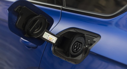 66% покупателей считают, что у электромобилей есть бензиновый мотор