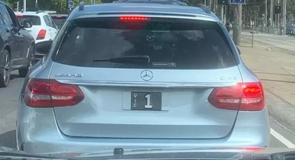На Mercedes-AMG C43 повесили номерной знак почти за 2 миллиона долларов