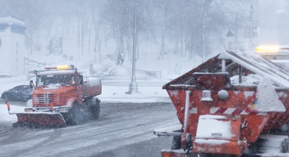 Власти Киева просят водителей воздержаться от поездок из-за сильных снегопадов 