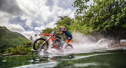 Езда по поверхности воды на мотоцикле стала реальностью (видео)