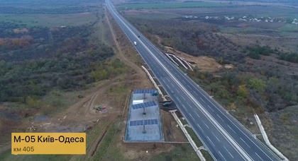 На трассе М-05 Киев - Одесса установили первую солнечную электростанцию для освещения дороги