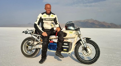 Украинский гонщик Сергей Малик установил рекорд скорости на электромотоцикле «Днепр»