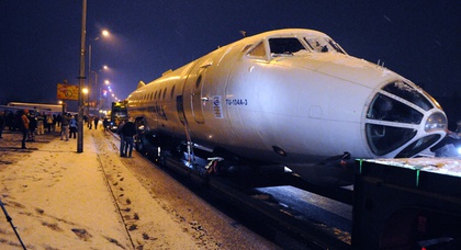 По ночному Киеву провезли президентский Ту-134 А-3 (видео)