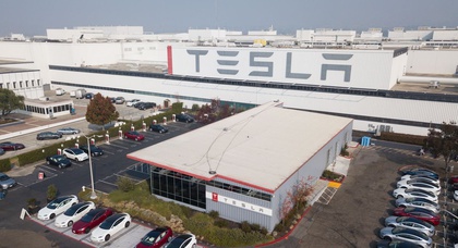 Илон Маск открыл завод Tesla вопреки запрету властей