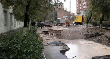 Провалилась дорога в Шевченковском районе Киева