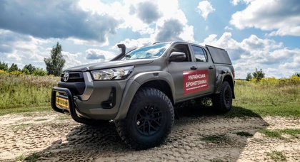 Toyota Hilux переделали в командно-штабную машину для украинской армии
