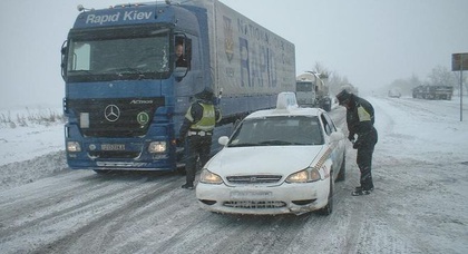 Вслед за Западной снегом завалило и Юго-Восточную Украину (список закрытых дорог)