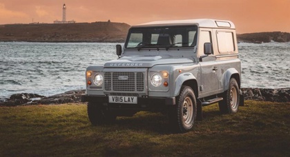 Полный привод и бутылка виски: классический Land Rover Defender возвращается с 30 восстановленными на заводе специальными версиями, каждая из которых стоит более $290 000