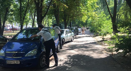 В Киеве парковочные инспекторы начали выписывать штрафы 