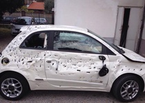 Разгневанный итальянец напал с топором на свой Fiat 500