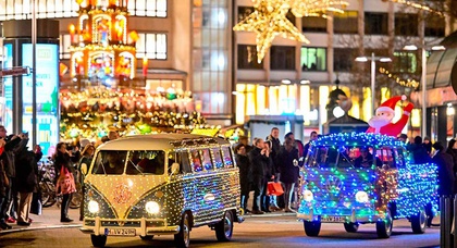 Украшенные гирляндами Volkswagen устроили рождественский парад