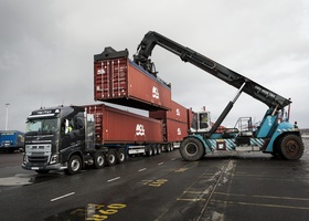 Тягач Volvo осилил перевозку 40 контейнеров массой 750 тонн (видео)