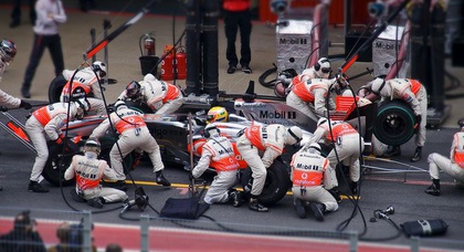 В McLaren-Mercedes хотят сократить пит-стопы до двух секунд