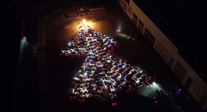 В Киеве водители составили «новогоднюю ель» из сотен автомобилей