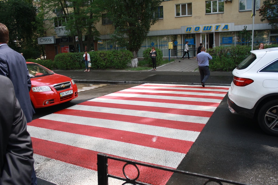 Приподнятый пешеходный переход в Киеве