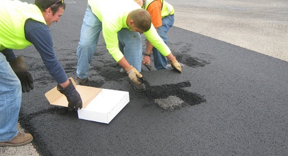 Порошенко поддержал петицию об обязательной гарантии качества ремонта дорог