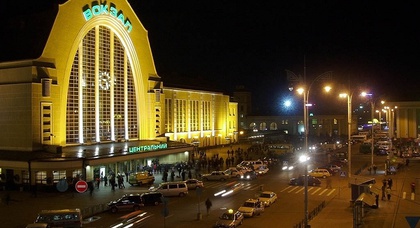 Площадь перед ж/д вокзалом в Киеве оградят шлагбаумами