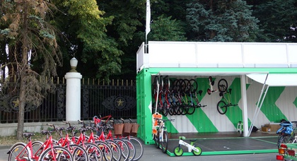 В Киеве появился первый перехватывающий велопаркинг