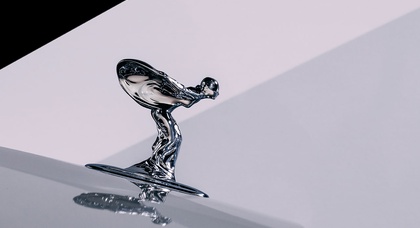 Для электромобилей Rolls-Royce создали новую статуэтку «Дух экстаза»