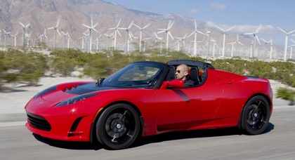 Tesla выпустит компактную модель и новый родстер