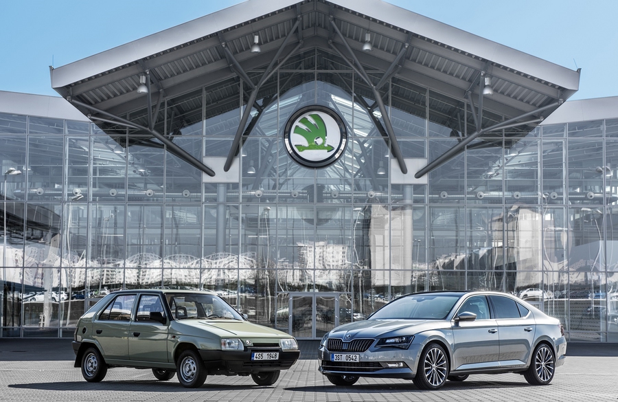 Skoda Favorit 1991 года и Skoda Superb 2016 года Skoda и Volkswagen - 25 лет вместе