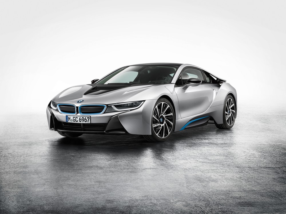 Компания BMW улучшит динамику гибрида i8 