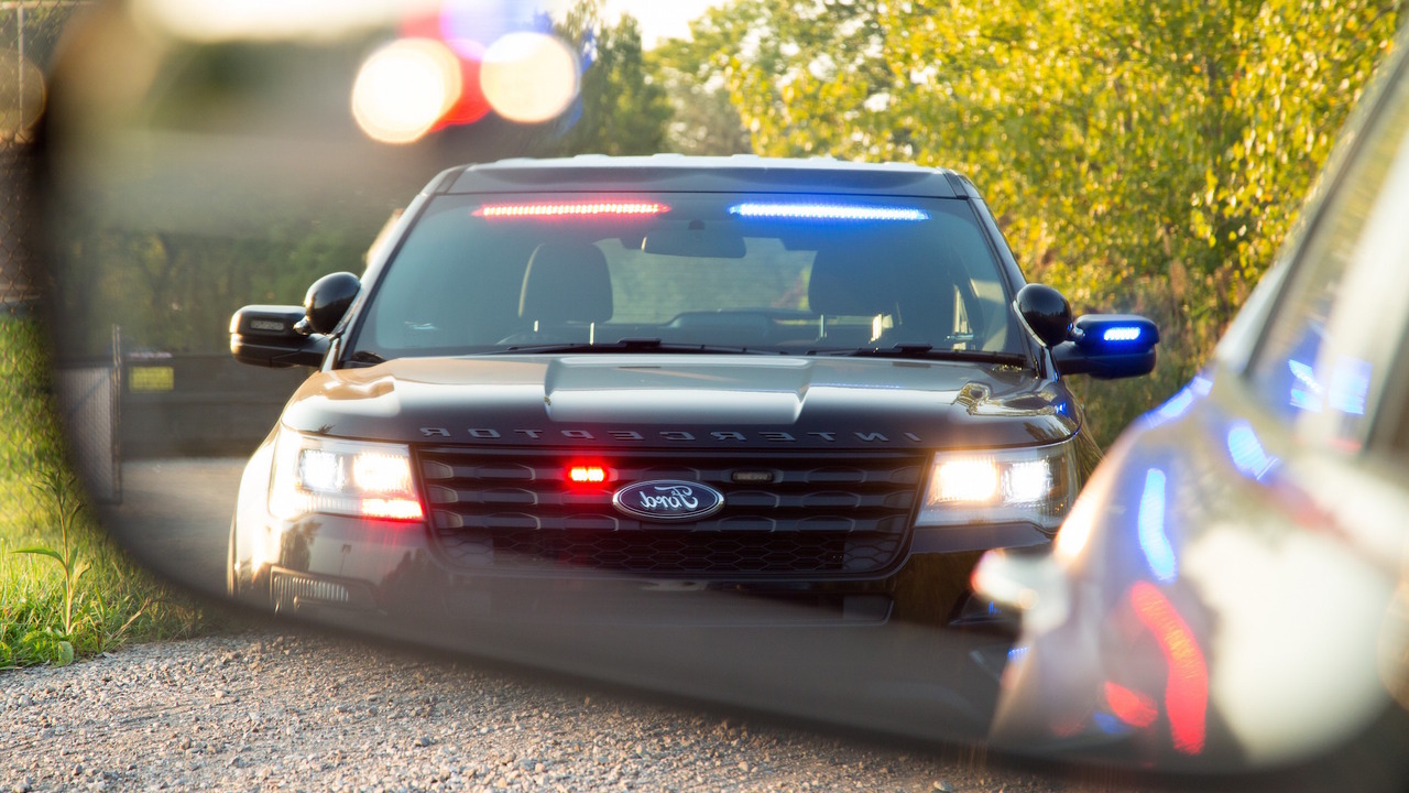 Полицейский Ford оснастили незаметными «мигалками» (видео)