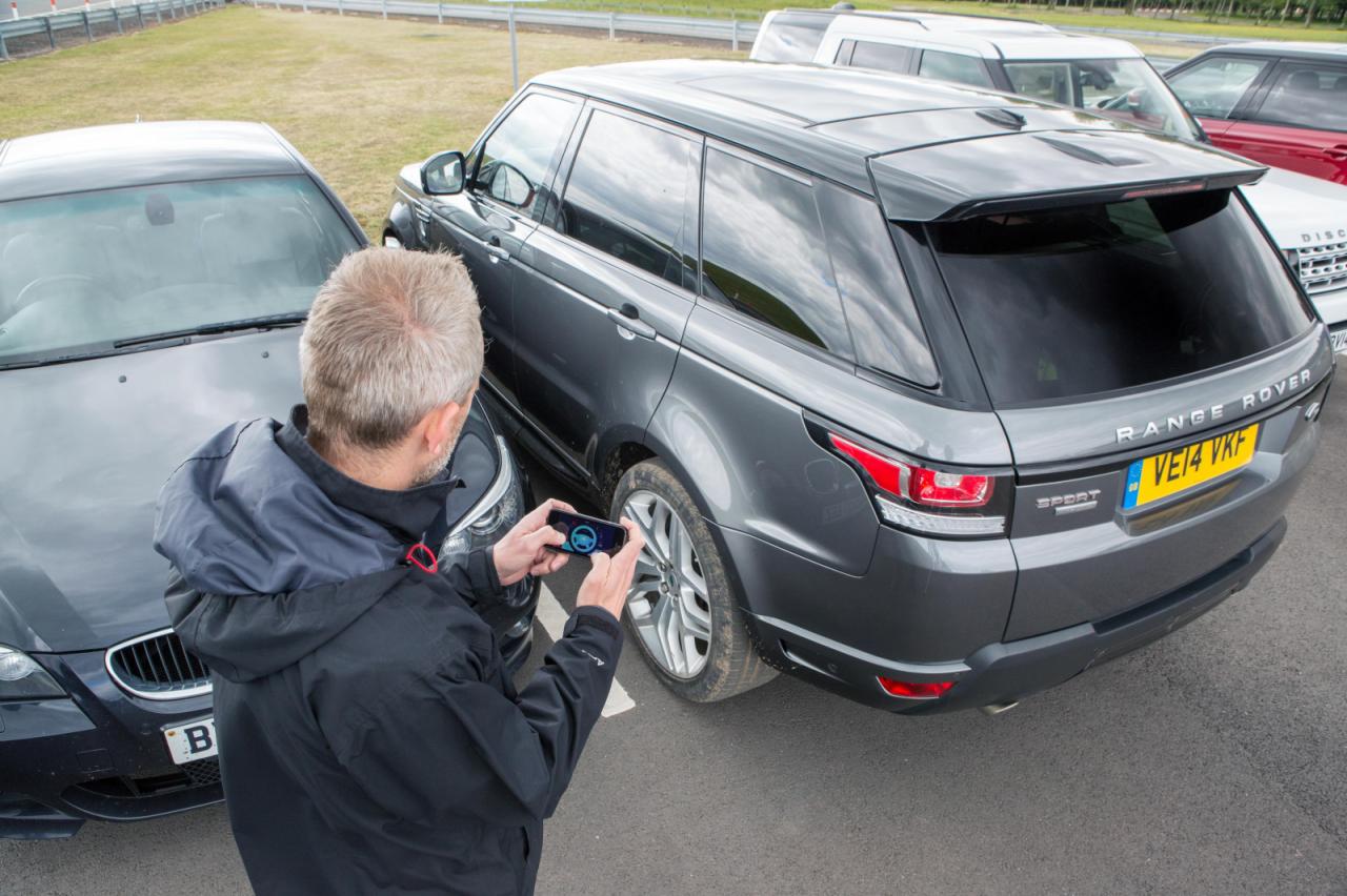 Jaguar Land Rover защитит людей от нашествия робомобилей