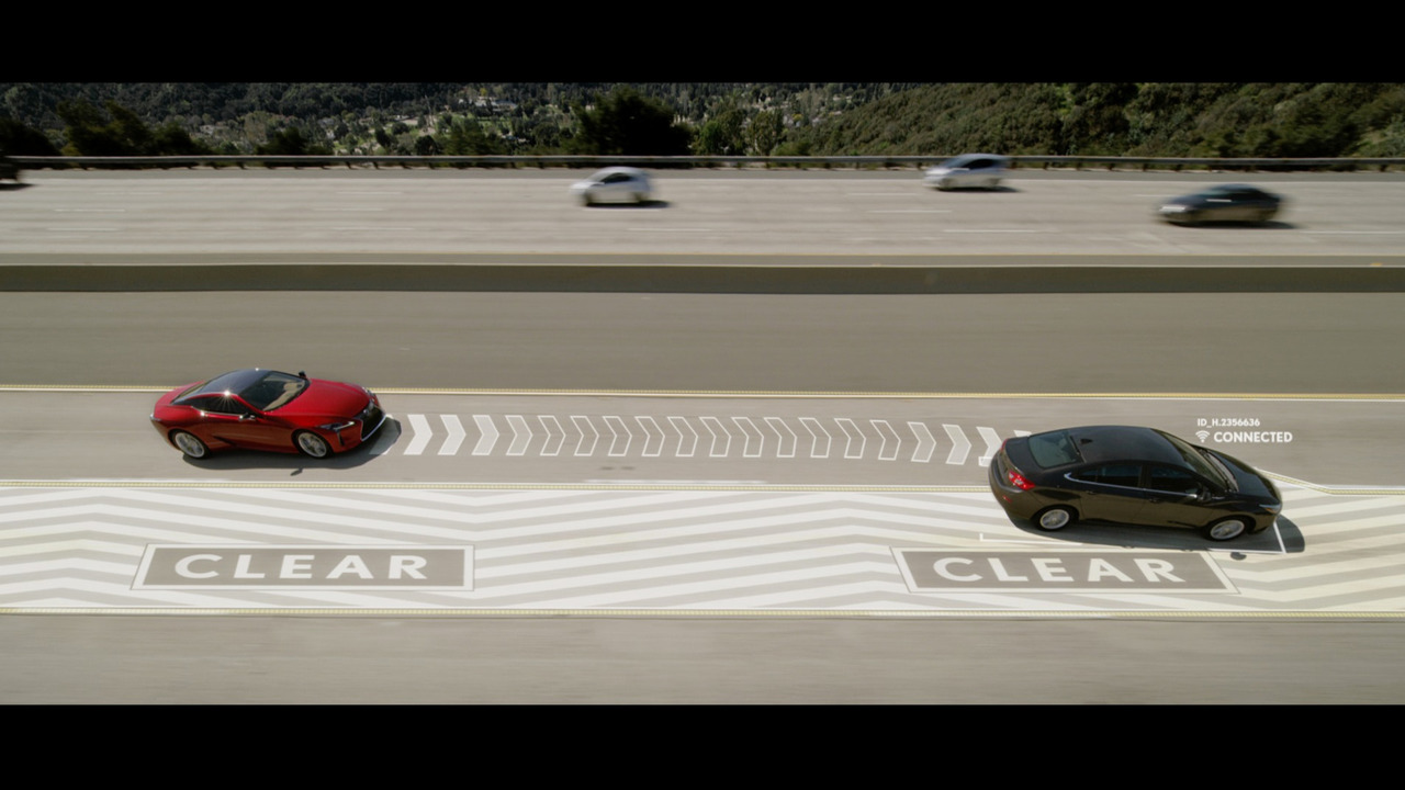 Автомобили Lexus научились «отодвигать» автомобили впереди в свободный ряд (видео)
