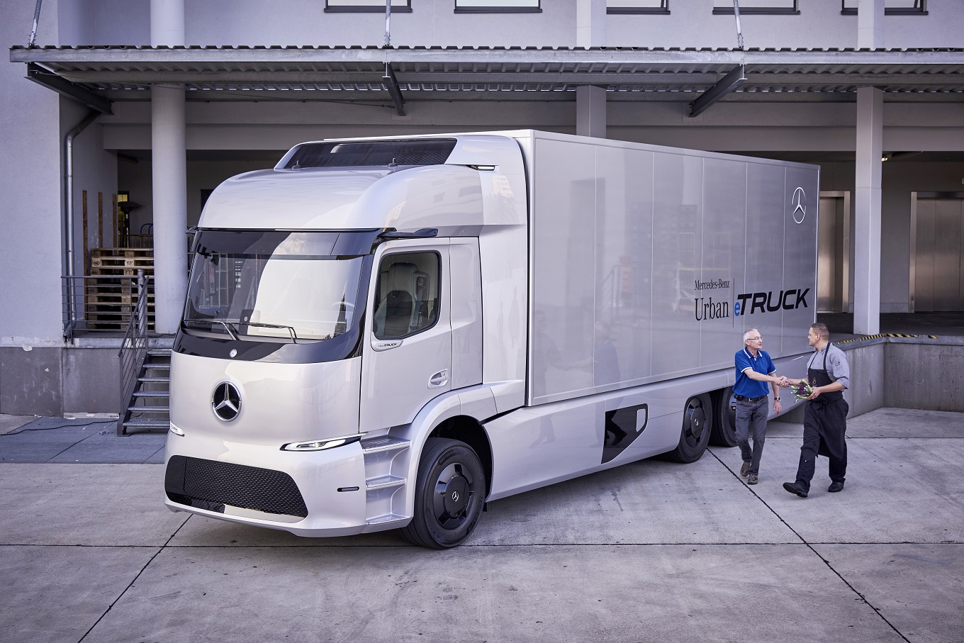 Mercedes-Benz испытает электрический грузовик Urban eTruck в обычных условиях
