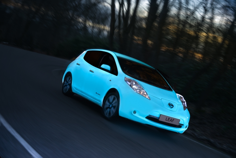 Nissan выпустит серийный светящийся в темноте электромобиль (видео)