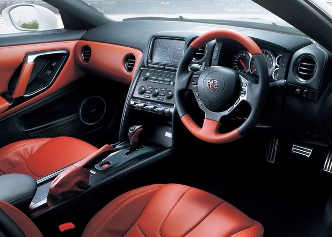 Nissan GT-R 2013 — интерьер