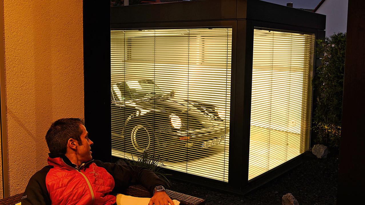 Немец построил комнату для своего Porsche 911