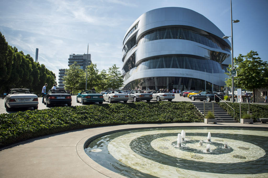 Музей Mercedes-Benz предложил сотрудникам BMW бесплатный вход и обеды