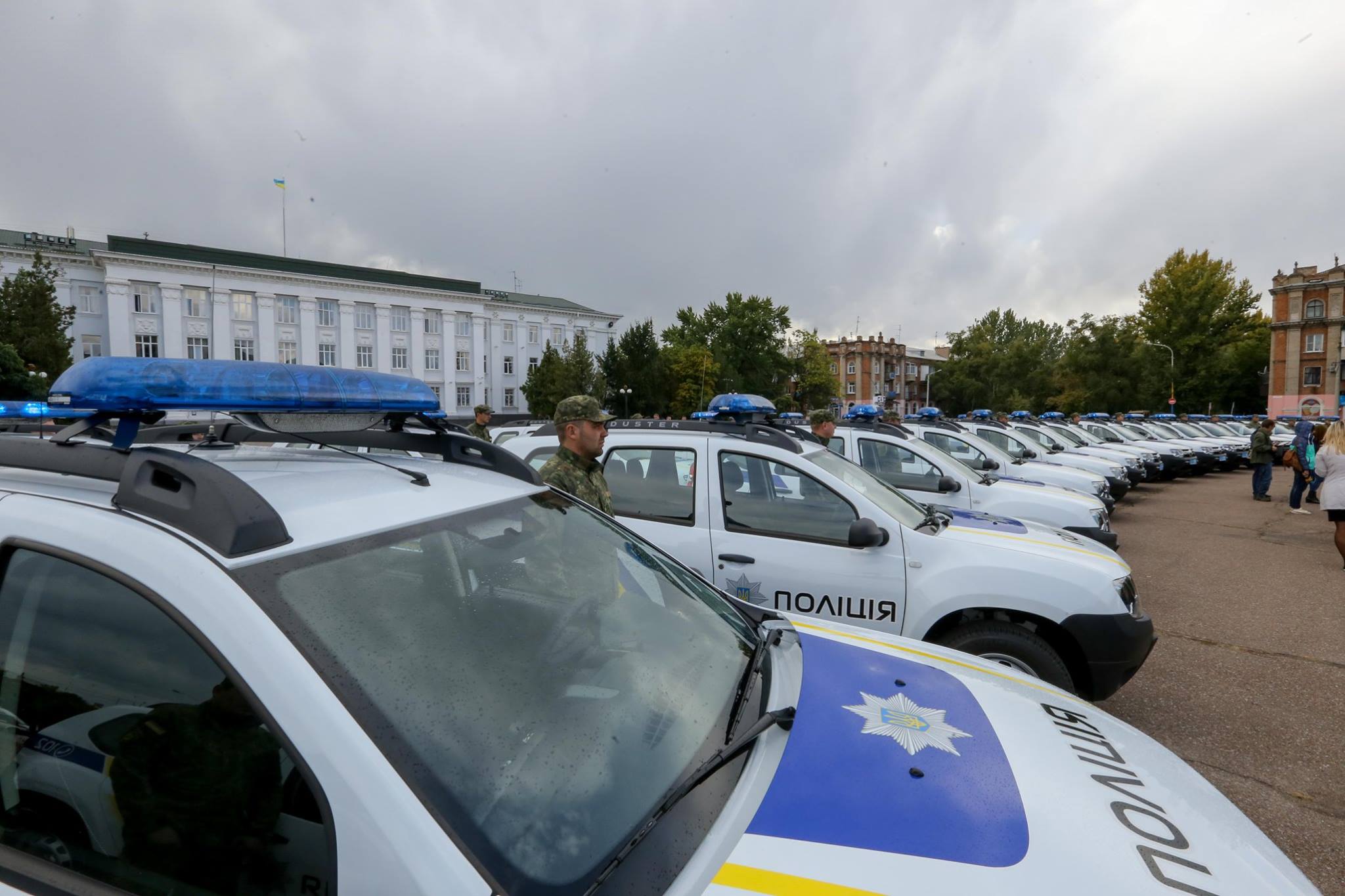 Полиции Донецкой и Луганской областей передали новые Renault Duster