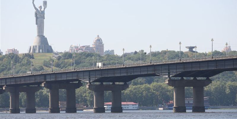 «Киевавтодор» будет одновременно ремонтировать мост Патона и Московский мост