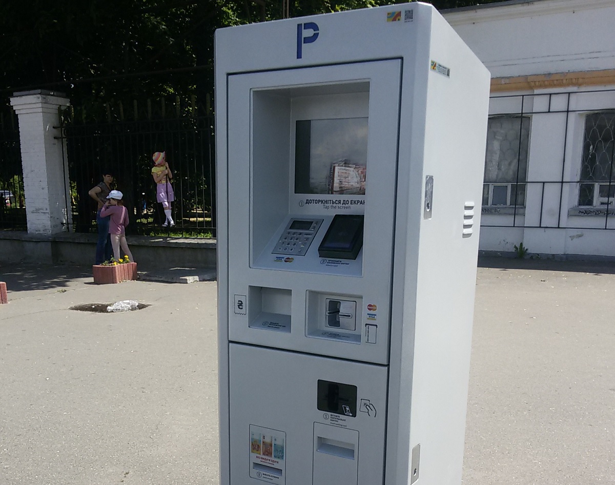В Киеве установили первые паркоматы с безналичной оплатой