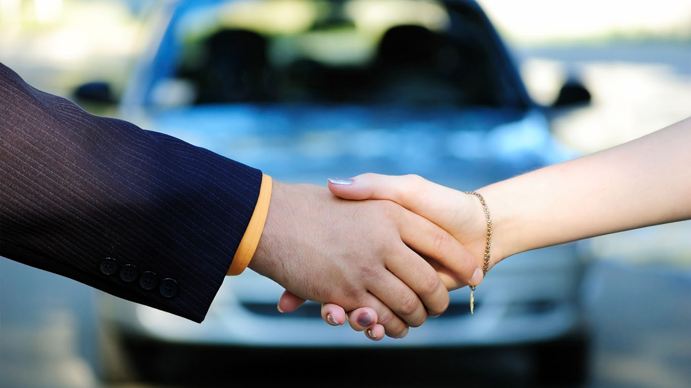 Автосалонам разрешили оформлять сделки купли-продажи подержанных автомобилей