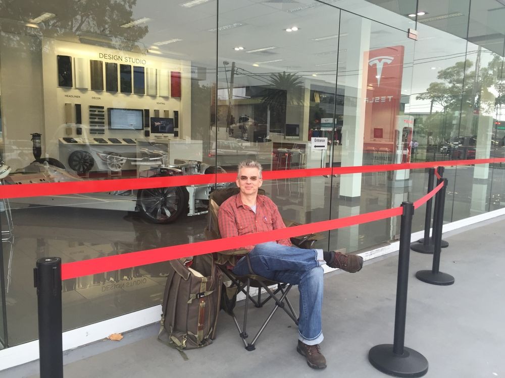 Австралиец занял очередь за Tesla Model 3 за 48 часов до начала продаж
