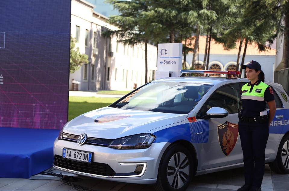 Албанская полиция купила электрические VW Golf