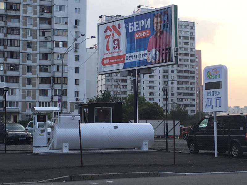 В Киеве демонтируют дизельные заправки без разрешительных документов
