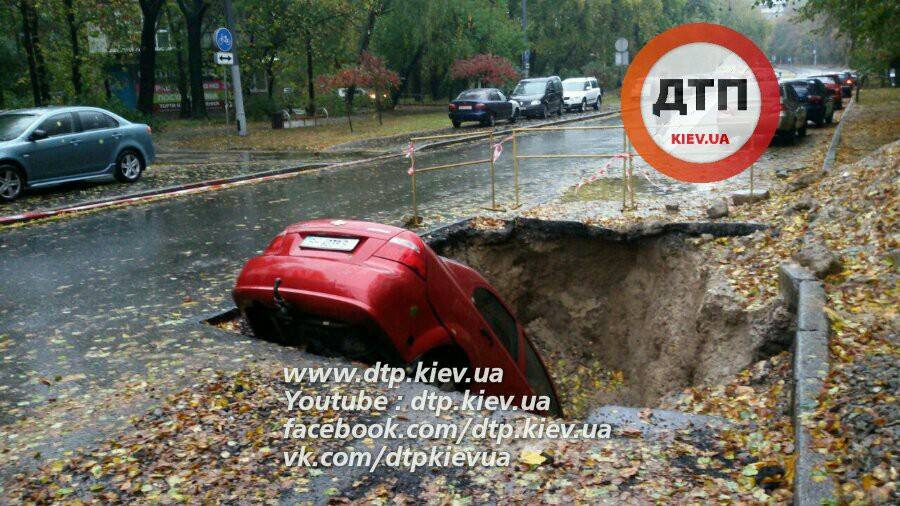 В Киеве водитель отказывается забирать провалившийся в яму автомобиль