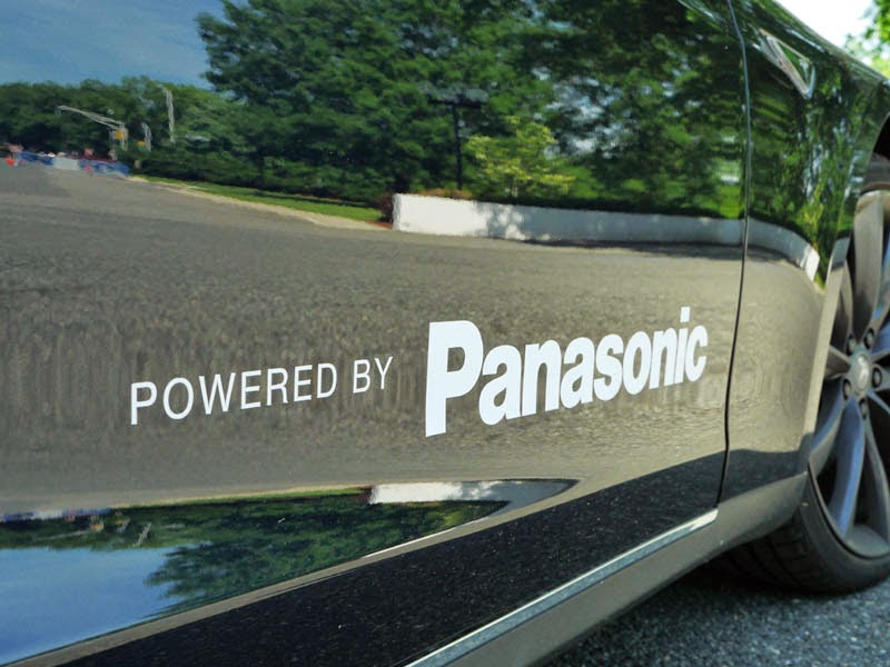 Tesla и Panasonic выпустят солнечные батареи