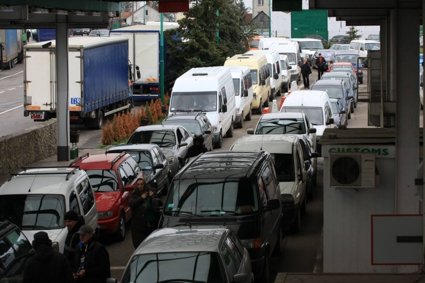 Владельцам автомобилей с иностранной регистрацией на границах выделят отдельные полосы