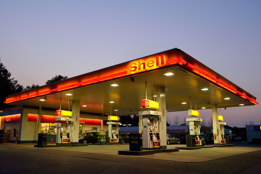 Shell и Total начнут заряжать электромобили