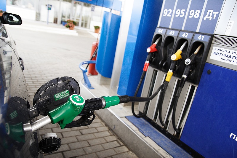 Кабмин предложил сделать цены на бензин зависимыми от нефти