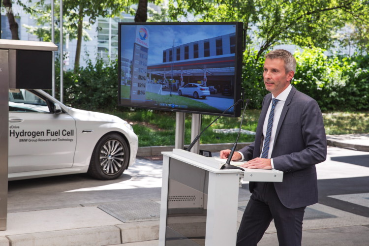 Новую станцию открыл глава BMW Group по экспериментальным силовым установкам Маттиас Клитц Hydrogen station