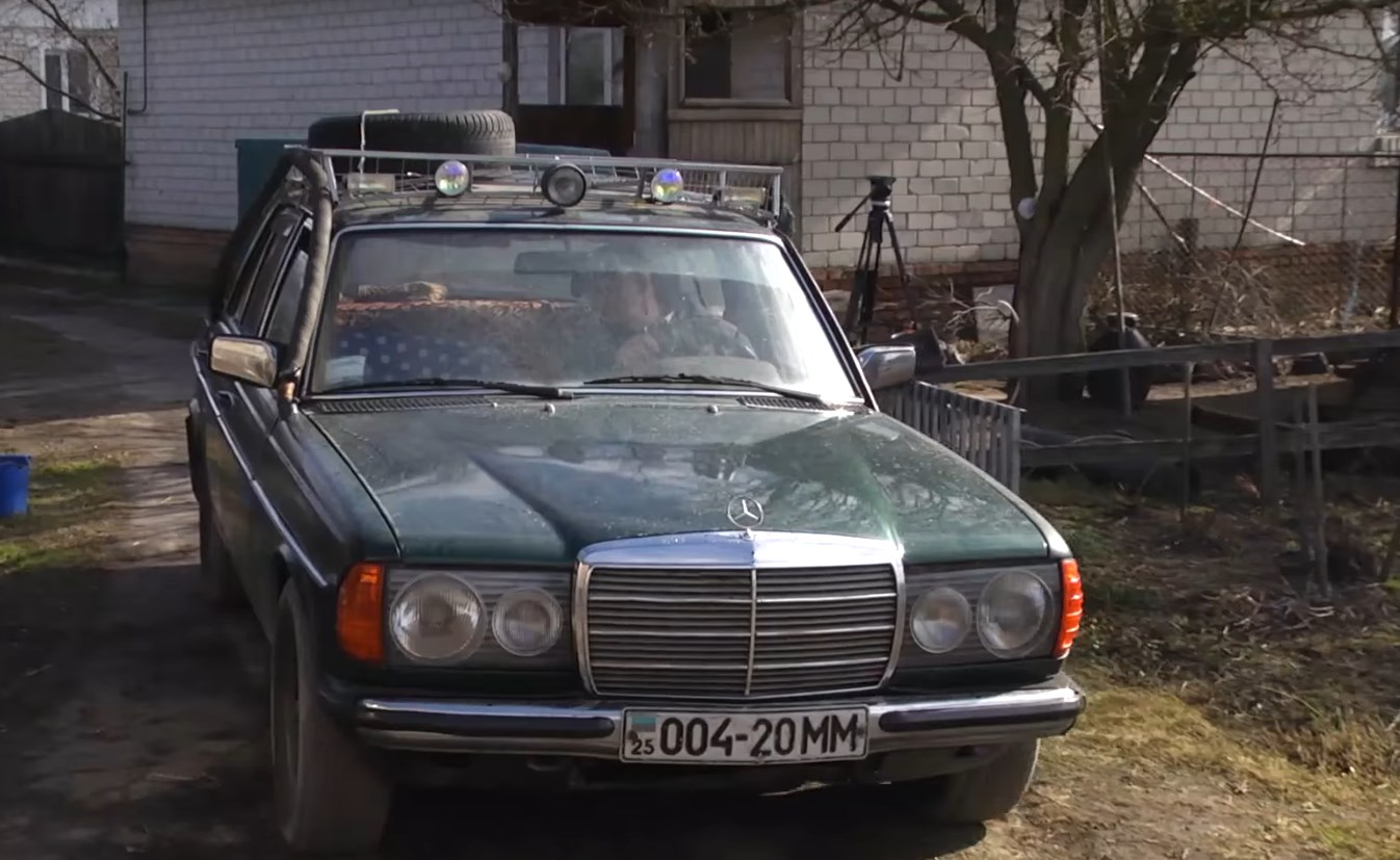 Пенсионер из Черниговской области перевел Mercedes-Benz на дрова